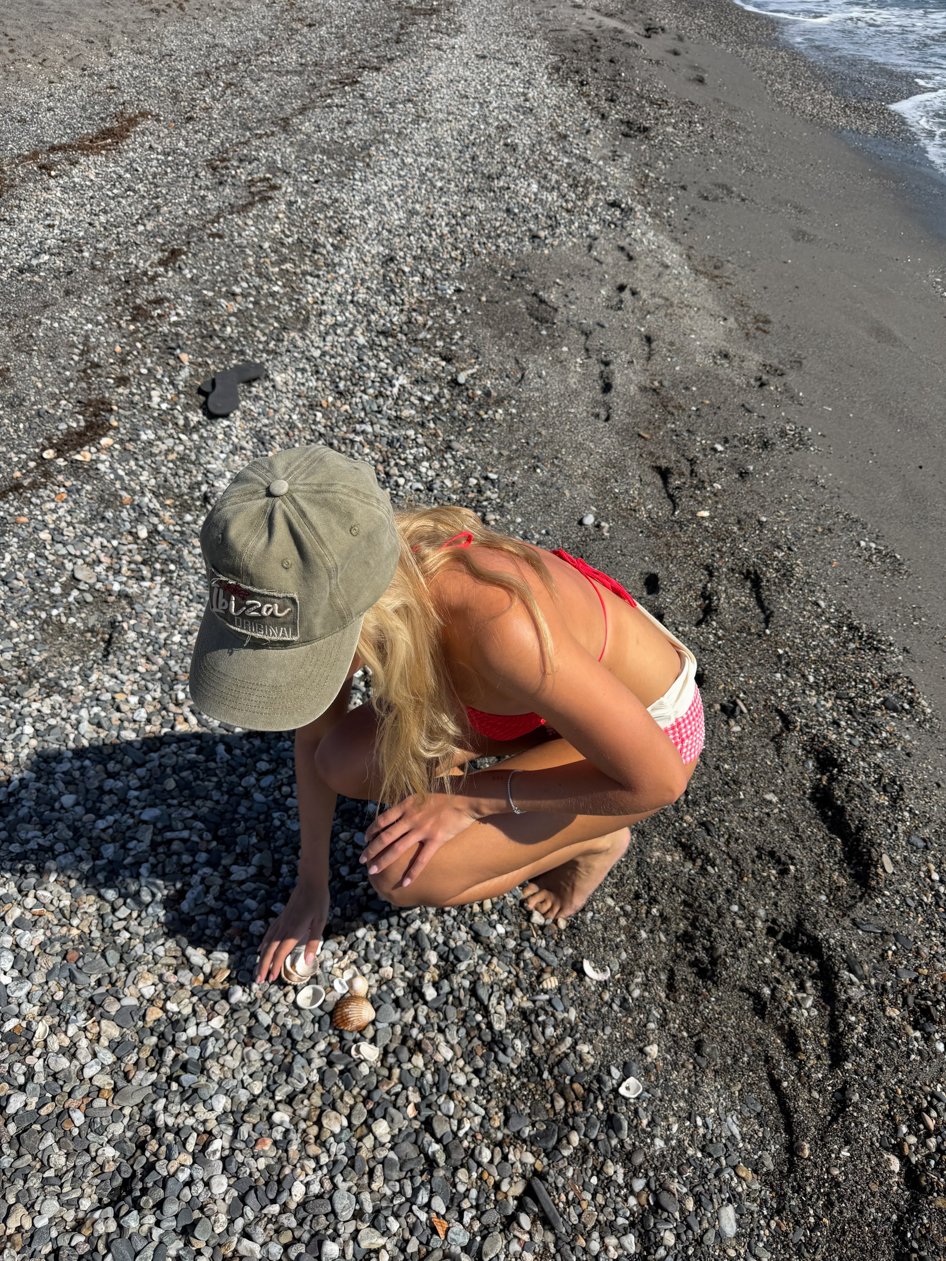 collecting seashells 🦀✨🐚