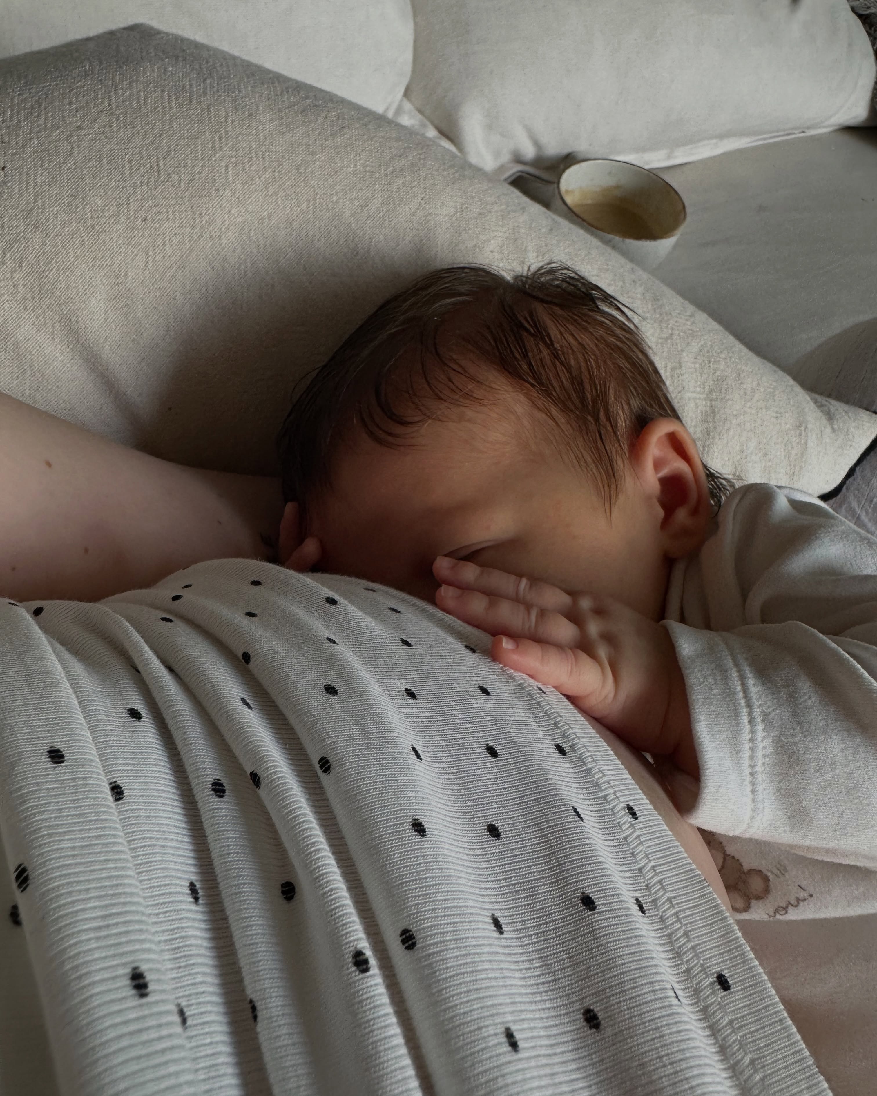 My morning routine lately 🧋
Breastfeeding 🍒
More milk for mini and coffee for mami 🍼
Yogatime with Luca 🌛🧘🏼♀️